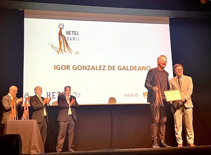Igor Gónzalez de Galdeano y Kirolife, premiados por Hetel por su compromiso con el talento y los valores.