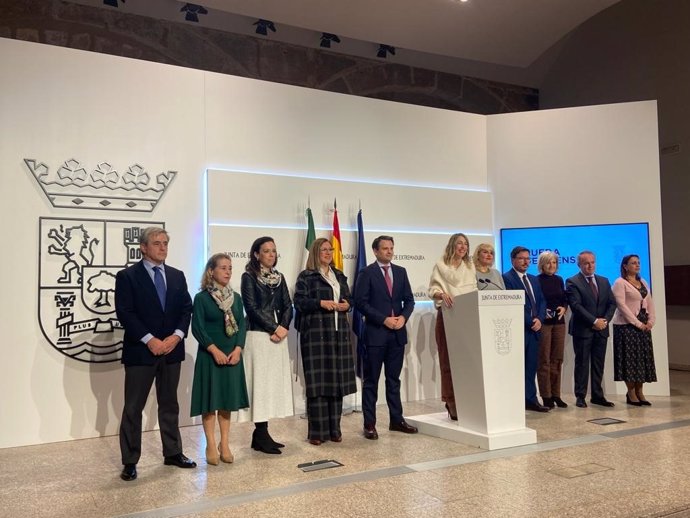 Maria Guardiola, acompañada por todos sus consejeros, en la rueda de prensa tras la aprobación en Consejo de Gobierno de la declaración contra los pactos con los independentistas.