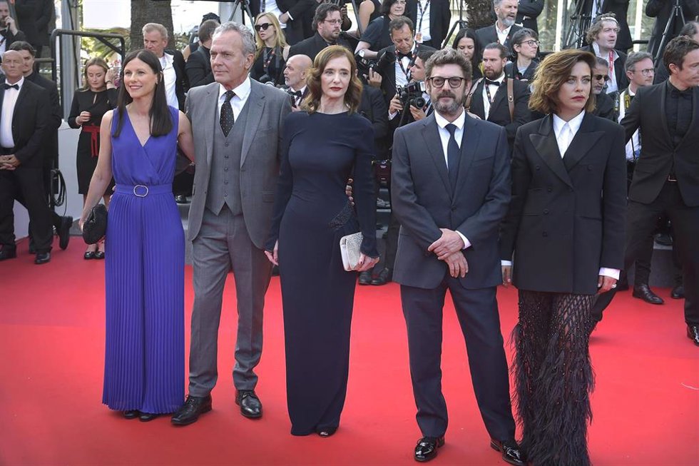 Archivo - (I-D) Helena Miquel, José Coronado, Ana Torrent, Manolo Solo,  y María León, posan en la alfombra roja de la película Cerrar los ojos, en el Festival de Cine de Cannes.