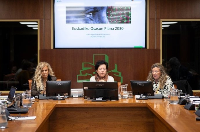 La consejera (a la derecha) ha recordado que el presupuesto del Departamento de Salud presenta un incremento de 246,1 millones de euros respecto al de 2023