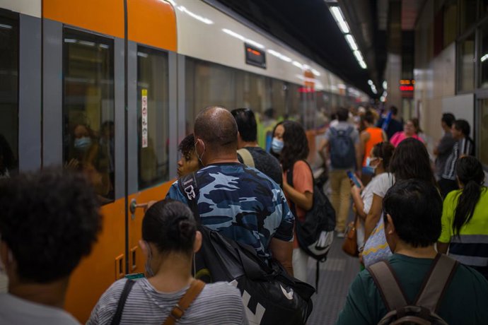 Archivo - Viajeros suben a un tren en uno de los andenes de la estación de Sants, a 9 de septiembre de 2022, en Barcelona, Catalunya (España). Los técnicos de Adif han resuelto la avería que desde primera hora de hoy impedía la circulación de todos tren