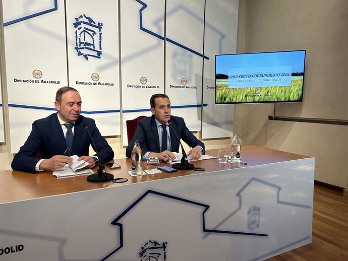 El presidente de la Diputación de Valladolid, Conrado Íscar (dcha), y el diputado y vicepresidente Víctor Alonso.