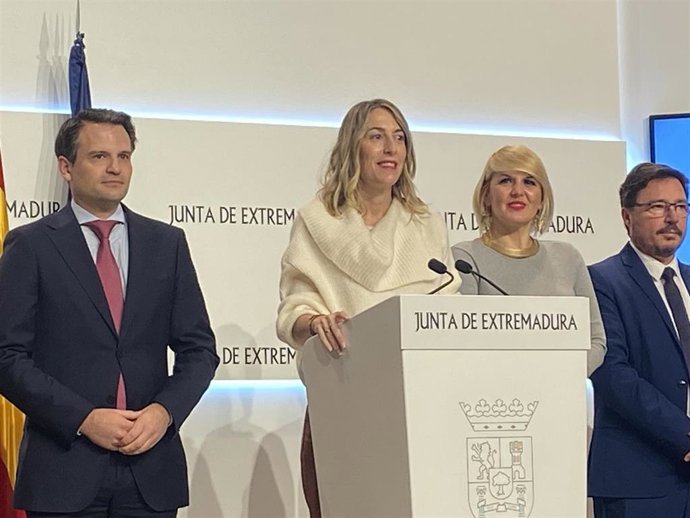 La presidenta de la Junta de Extremadura, María Guardiola, comparece tras el Consejo de Gobierno acompañada por los miembros de su Ejecutivo
