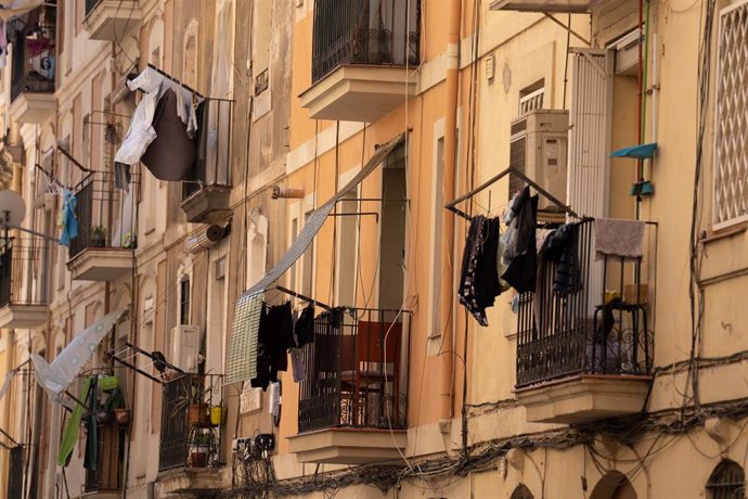 Archivo - Fachada de un edificio de viviendas, a 17 de mayo de 2023, en Barcelona