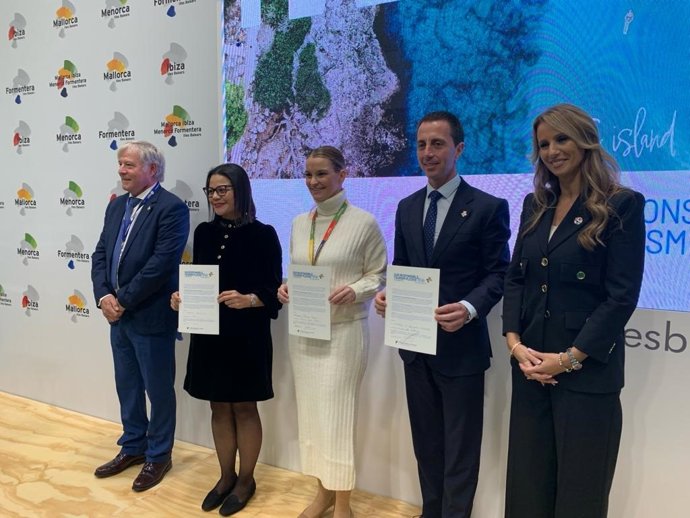 La presidenta de la OMT, Natalia Bayona, la presidenta del Govern, Marga Prohens, y el presidente del Consell de Mallorca, Lloren Galmés, presentan el manifiesto 'Compromiso de Turismo Responsable de Mallorca'.