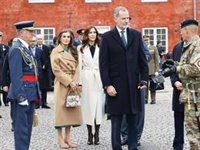 La Reina Letizia brilla con look invernal y esmeraldas en su nuevo duelo de estilo con Mary de Dinamarca