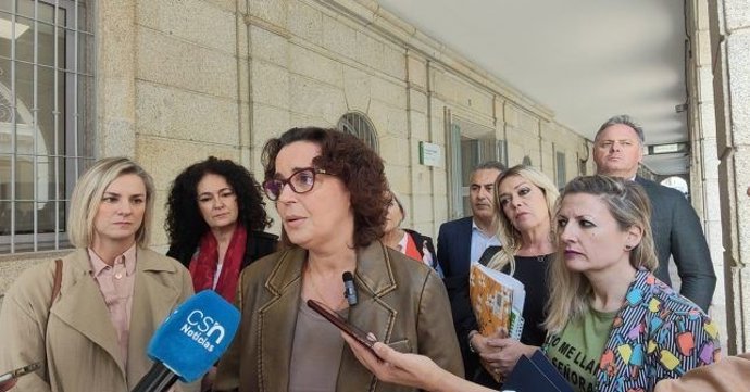 La parlamentaria onubense y secretaria de Ciudadanía y Derechos Sociales del PSOE-A, Susana Rivas, junto a otros miembtos del PSOE.