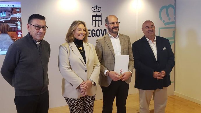 El prior carmelita Salvador Ros (i), la concejal May Escobar, el teniente de alcalde de Toledo, José Manuel Velasco y el concejal de Cultura de Ávila, Carlos López.