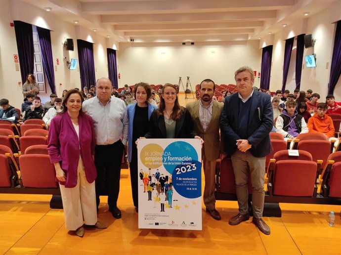 La delegada de  Desarrollo Tecnológico, Transformación Digital y Juventud de la Diputación de Córdoba, Sara Alguacil (tercera por la dcha.), en la inauguración de la IX Jornada de Empleo y Formación en las Instituciones de la Unión Europea.