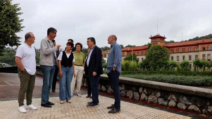 Archivo - El cabeza de lista del PNV al Congreso por Bizkaia, Aitor Esteban, en un acto ante los Cuarteles de Loiola, en San Sebastián