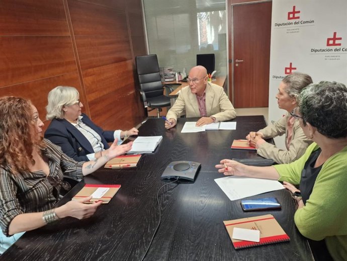 El Diputado del Común, Rafael Yanes, en una reunión con representantes de la 'Plataforma por una Renta Canaria Digna'