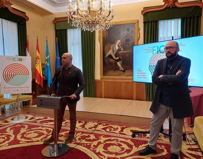 El director del Festival Internacional de Cine de Gijón (FICX), Alejandro Díaz Castaño (dcha), y el portavoz del Ayuntamiento de Gijón, Jesús Martínez Salvador, durante la presentación de la 61 edición del certamen gijonés.