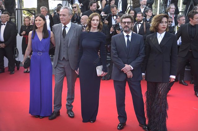 Archivo - (I-D) Helena Miquel, José Coronado, Ana Torrent, Manolo Solo,  y María León, posan en la alfombra roja de la película ‘Cerrar los ojos’, en el Festival de Cine de Cannes, a 20 de mayo de 2023, en Cannes, Región de Provenza-Alpes-Costa Azul (Fran