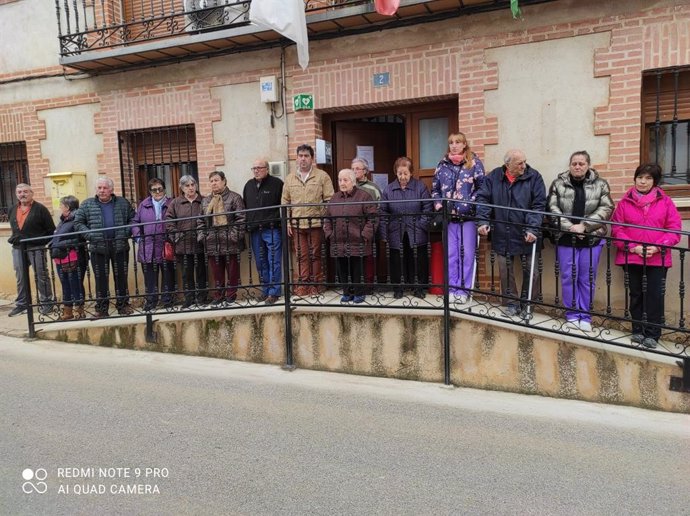 Vecinos de Malaguilla guardan un minuto de silencio.