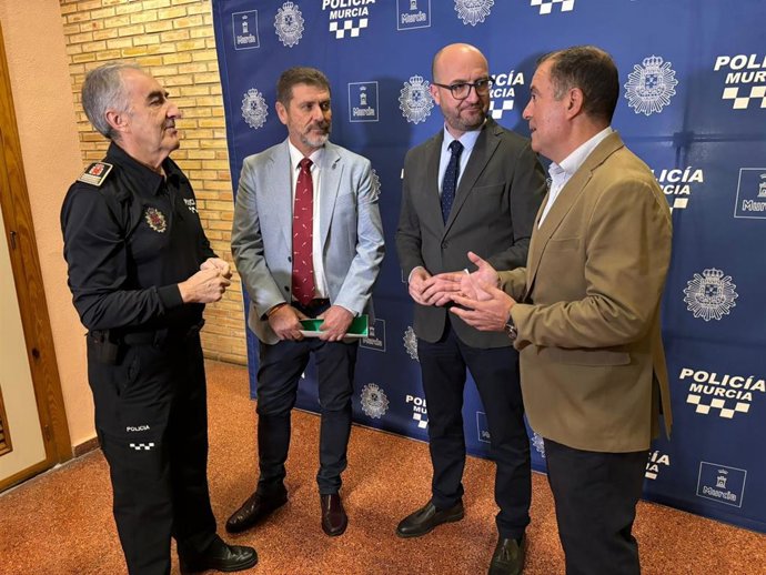 El concejal de Movilidad, Gestión Económica y Contratación, José Francisco Muñoz, y el concejal de Seguridad Ciudadana y Emergencias, Fulgencio Perona, presentan los agentes de movilidad