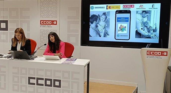 La secretaria de Mujeres y Políticas LGTBI CCOO CLM, Rosario Martínez, y la directora del Instituto de la Mujer de Castilla-La Mancha, Lourdes Luna, presentan la guía 'Corresponsabilidad y cuidados'.
