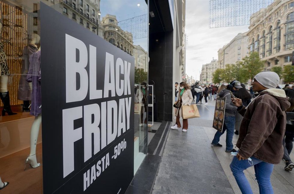 Archivo - Un cartel publicitario anuncia rebajas con motivo del Black Friday en imagen de archivo.