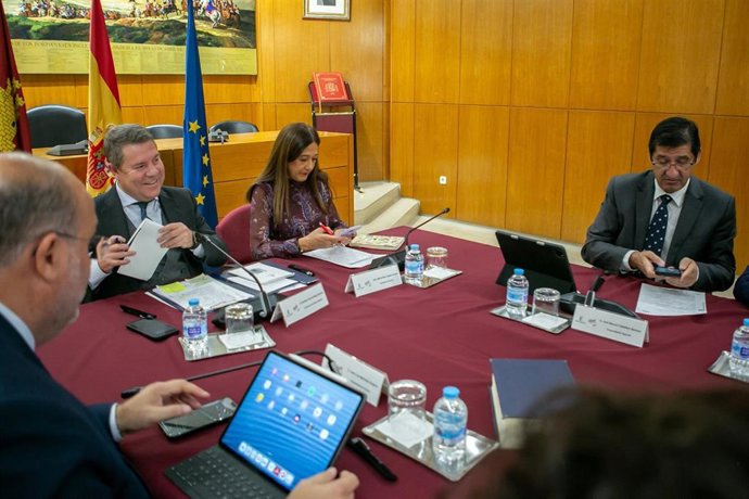 El presidente de C-LM, Emiliano García-Page, durante la reunión del Consejo de Gobierno Itinerante celebrado en Almansa