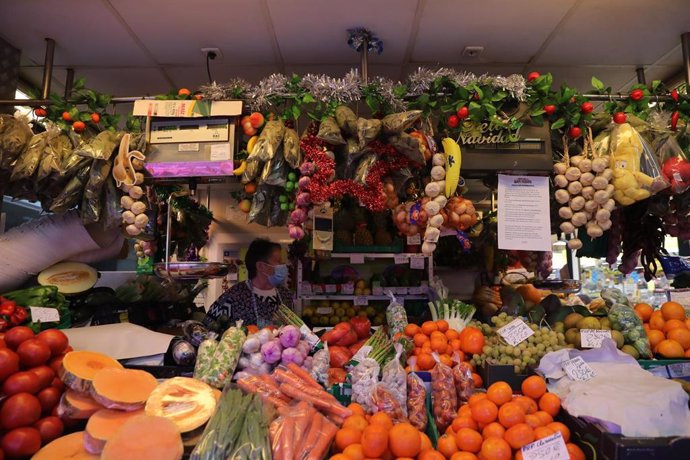 Archivo - Puesto de frutas y verduras en un puesto en el Mercado de San Isidro, 