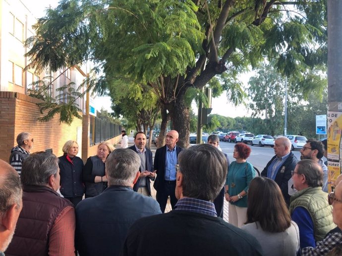 Reunión de Muñoz, Aragón y Guevara con vecinos de Sevilla Este.