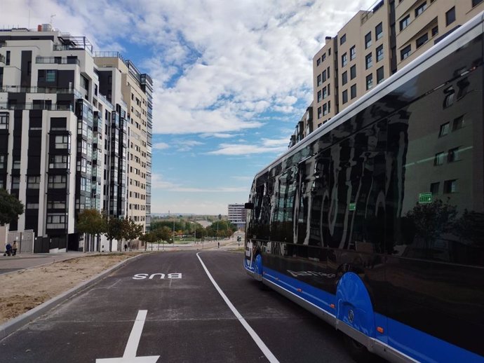 Autobús rápido en Valdebebas de la Empresa Municipal de Transportes (EMT) de Madrid