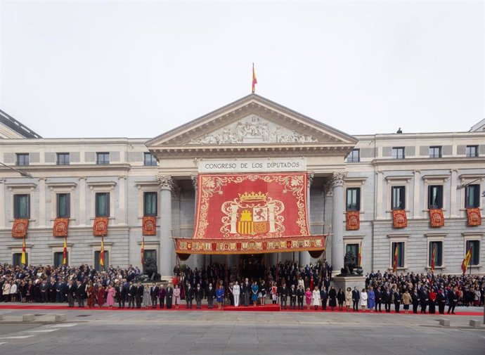 Foto de familia de los asistentes tras el acto de jura de la Constitución ante las Cortes Generales, en el Congreso de los Diputados