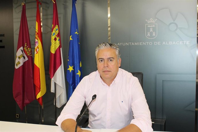 Archivo - El edil del Ayuntamiento de Albacete Julián Garijo en rueda de prensa.