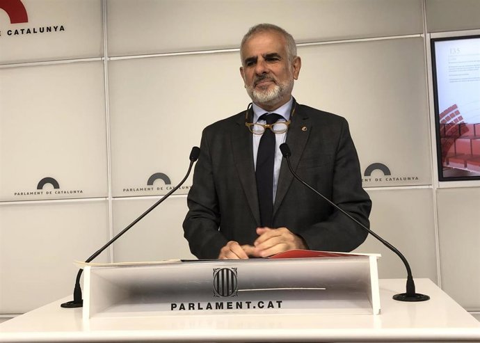 El presidente de Cs en Catalunya, Carlos Carrizosa, en una rueda de prensa en el Parlament
