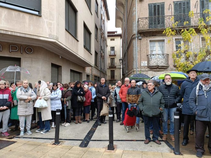 Vecinos de Estella se concentran después de que este martes hayan sido localizados en Urbasa los cuerpos sin vida de un niños de siete años y su padre. La concentración ha sido convoada por el Ayuntamiento. El caso está bajo secreto de Sumario.