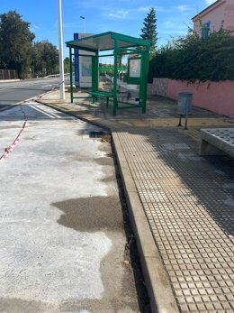 Imagen de la nueva marquesina de la parada de Urbasur, en Isla Cristina (Huelva).