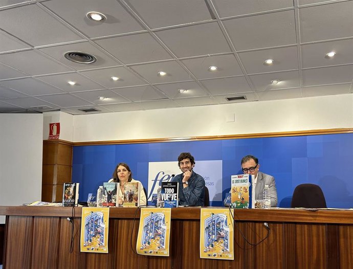 El presidente de la Asociación de Librerías de La Rioja, Diego Ochoa, junto al gerente de la Agencia de Desarrollo Económico (ADER), Luis Pérez; y la concejala de Cultura, Rosa Fernández.