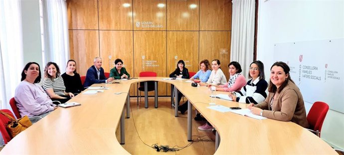 La directora general de Cooperación e Inmigración, Cati Albertí, y el director general de Asuntos Sociales, Josep Falcó, junto a las responsanbles de Cruz Roja, la Fundación Patronato Obrero y Casal Petit-Hermanas Oblatas.