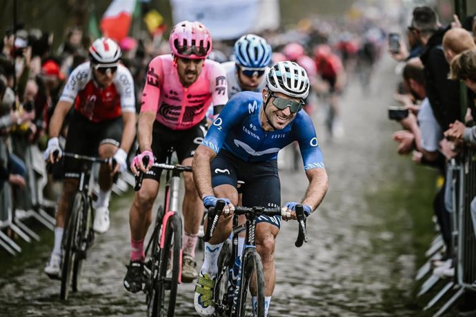 El ciclista español Lluís Mas, en su época en Movistar, participará en la NEOM Titan Desert Saudi Arabia 2023