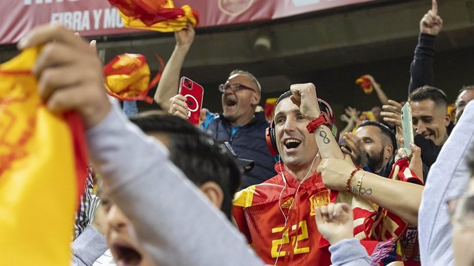 Archivo - Público en un partido de la selección española.