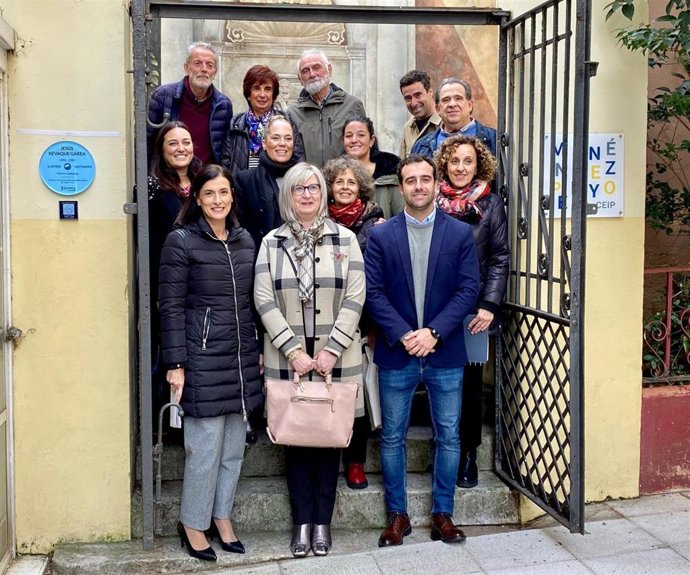 Asistentes a la colocaci`on de la placa dedicada a Jesús Revque en el colegio Menéndez Pelayo de Santader.
