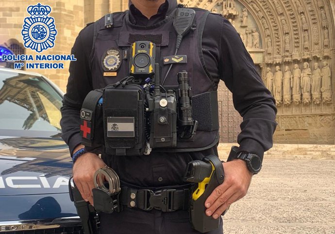La Policía Nacional comienza ya a patrullar en Huesca portando inmovilizadores eléctricos y dispositivos de grabación unipersonal