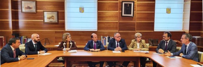 Reunión del consejero de Sanidad, Alejandro González, con delegado territorial en Salamanca, Eloy Ruiz