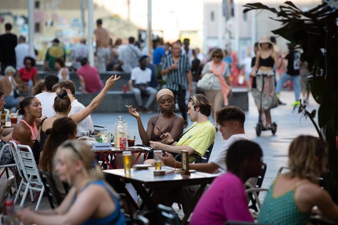 Archivo - Varias personas sentadas en bares en la plaza dels ngels del Raval, a 4 de agosto de 2022, en Barcelona, Cataluña (España).