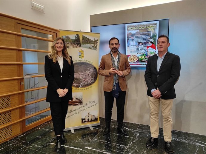 El presidente de Iprodeco, Félix Romero (centro), en la presentación de la Fiesta de la Trasiega de Villanueva del Rey.