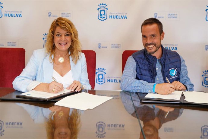 Firma del convenio entre el Ayuntamiento de Huelva y  la Asociación Onubense de Padres y Amigos de Personas con Trastornos del Espectro Autista (Ánsares).