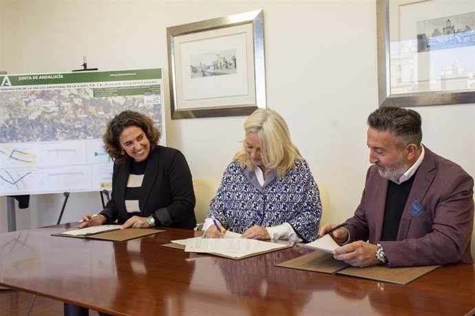 La Junta firma con la empresa adjudicataria el contrato para las obras del carril bici entre Jerez y La Barca