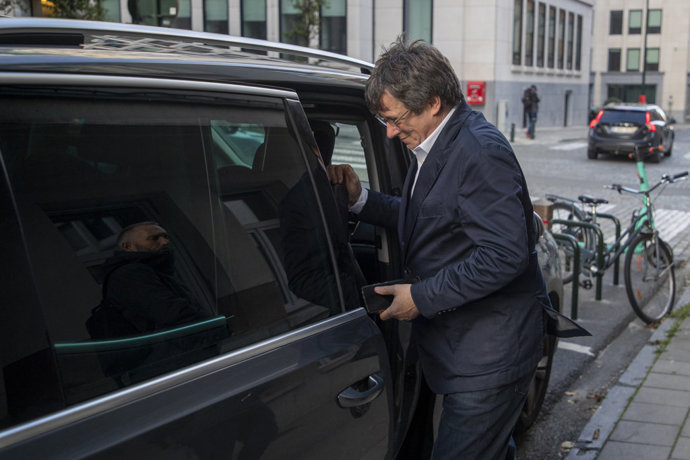El expresidente de la Generalitat Carles Puigdemont a su salida del Parlamento Europeo, en Bruselas (Bélgica)