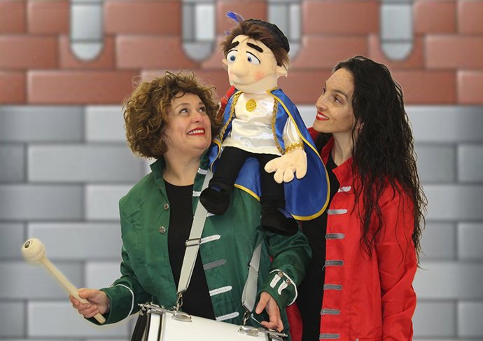 Archivo - La compañía Arte en Escena y su obra 'El dragón, la princesa y el caballero por sorpresa"'