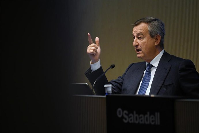 El consejero delegado del Banco Sabadell, César González-Bueno, interviene durante la presentación de resultados del tercer trimestre del banco Sabadell, en la sede de banco Sabadell, a 26 de octubre de 2023, en Madrid (España).
