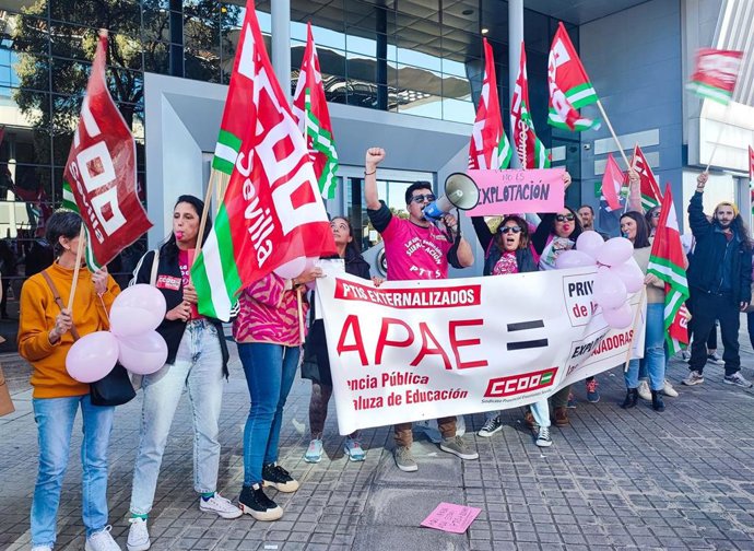 PTIS e intérpretes de lengua de signos secundan la huelga convocada por CCOO ante la "precariedad" laboral del colectivo.