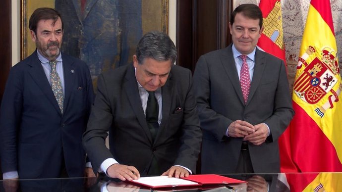 El presidente del Consejo General del Poder Judicial, Vicente Guilarte; el presidente de la Junta de Castilla y León, Alfonso Fernández Mañueco; y el presidente del Consejo de la Abogacía de esta Comunidad Autónoma, Julio Sanz Orejudo.