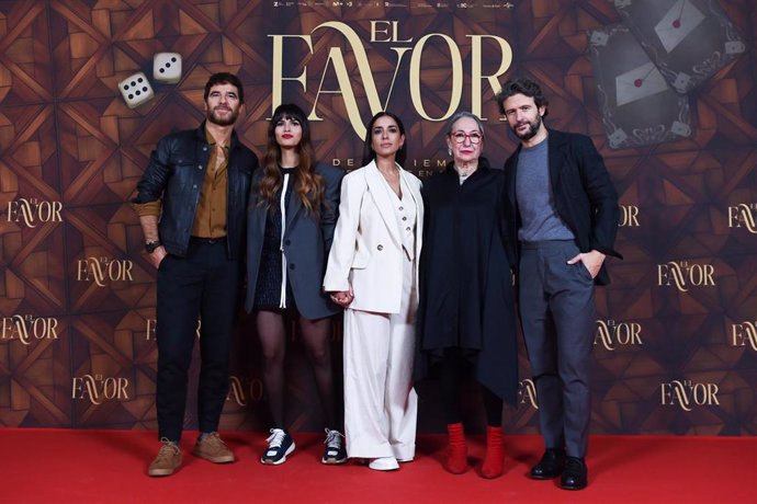 Foto de familia del reparto durante el photocall de la película El favor, a 7 de noviembre de 2023, en Madrid (España).