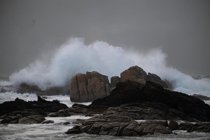 El mar con olas por el temporal, a 5 de noviembre de 2023, en O Grove, Pontevedra, Galicia (España). La borrasca Domingos ha dejado en toda Galicia un total de 1.166 incidencias. En Pontevedra, fueron 438, la mayoría inundaciones, caídas de árboles y co