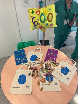 El HUC reparte más de 600 bolsas de tratamiento 'tuneadas' para decir adiós a las pacientes que finalizan la quimioterapia