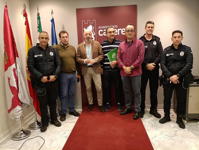 El concejal de Seguridad, Pedro Muriel, con responsables policiales y sindicales de la Policía Local de Cáceres